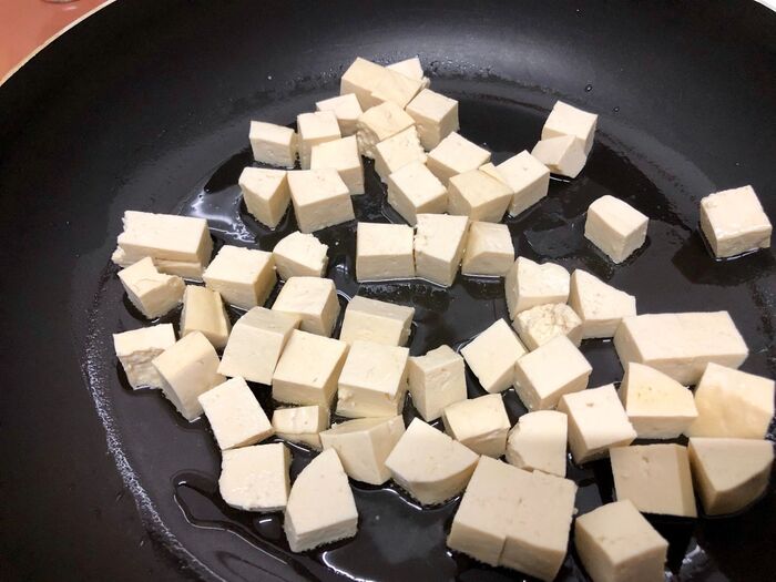 豆腐を炒める