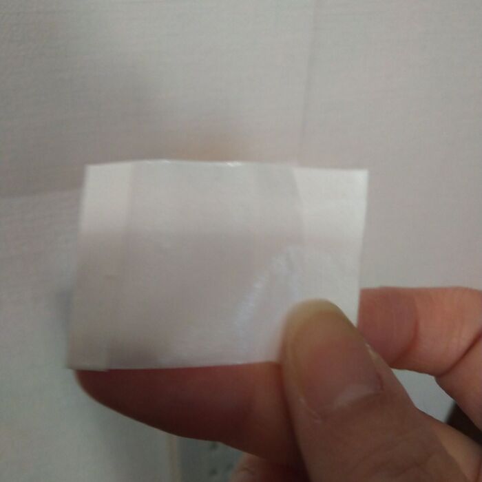 白のマスキングテープを適当な長さに切って、両サイドを少し折り返して貼ります。