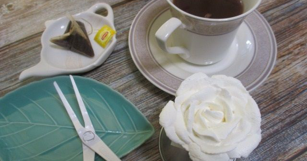 お家カフェが楽しくなるアイデア 市販のホイップクリームで薔薇の花 ホワイトローズモチーフの意味は 暮らしニスタ