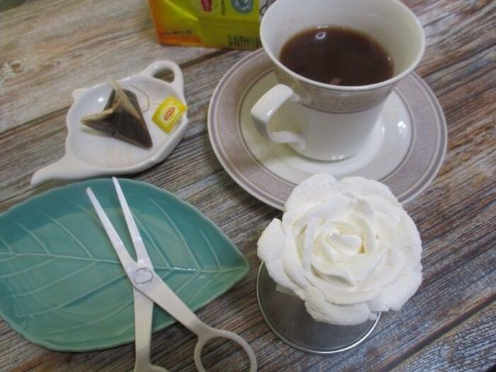 お家カフェが楽しくなるアイデア♡市販のホイップクリームで薔薇の花♡ホワイトローズモチーフの意味は？
