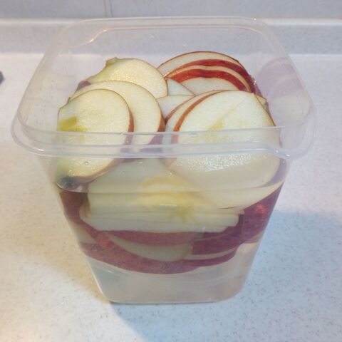 皮を剥いたり カットしたり何かと面倒くさ いリンゴを手軽に食べる方法 暮らしニスタ 皮を剥いたり カットしたり何かと面倒くさ いリンゴを手軽に食べる方法 暮らしニスタ