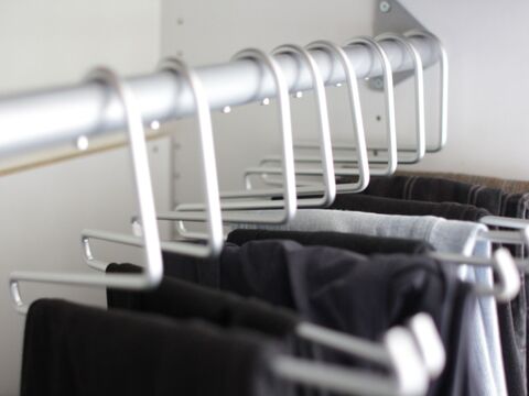 整理収納 クローゼットのオーガナイズ 無印アルミハンガーに合うパンツハンガーはコレ 暮らしニスタ 整理収納 クローゼットのオーガナイズ 無印アルミハンガーに合うパンツハンガーはコレ 暮らしニスタ