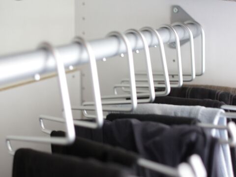 整理収納 クローゼットのオーガナイズ 無印アルミハンガーに合うパンツハンガーはコレ 暮らしニスタ 整理収納 クローゼットのオーガナイズ 無印アルミハンガーに合うパンツハンガーはコレ 暮らしニスタ