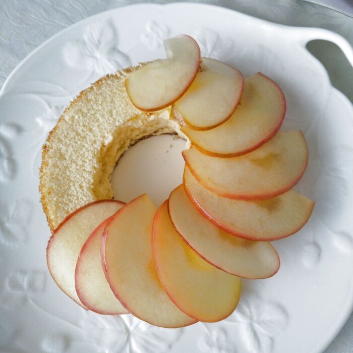 お皿の上にスポンジをのせ、りんごをぐるっと一周して飾っていきます
