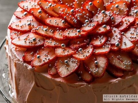 薄切りいちごとシルバーのアラザンで キラキラ素敵なストロベリーショートケーキ 暮らしニスタ