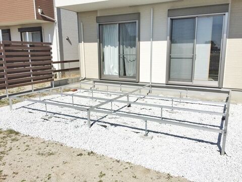 Diy ウッドデッキで釘 ノコギリ不要 アルミフレームでウッドデッキを自作 暮らしニスタ