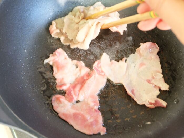 豚肉を焼いて、一旦お皿に取り出す
