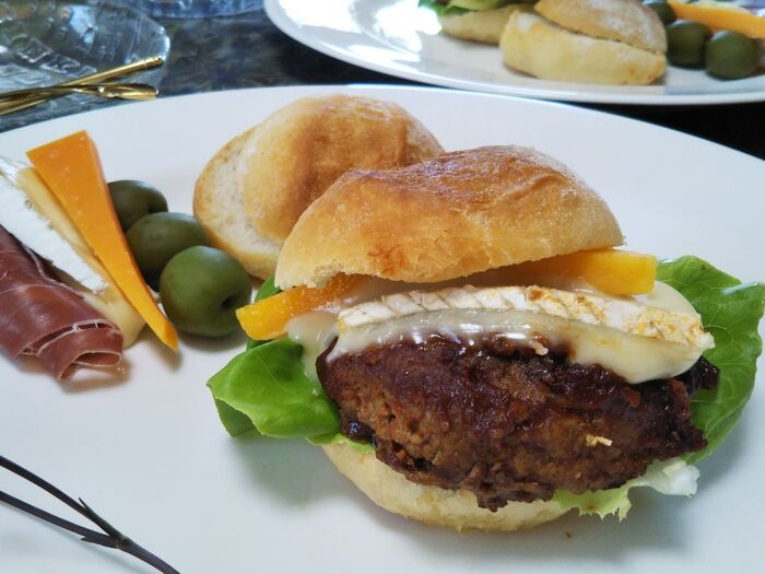 ♡サンドイッチ2種類♡デミグラスソースハンバーグ＆チーズと生ハム＆オリーブ＆チーズ
