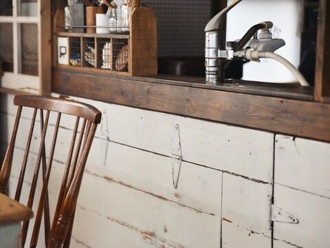 これは便利 キッチンに折りたためるカウンターテーブルを作ろう 暮らしニスタ