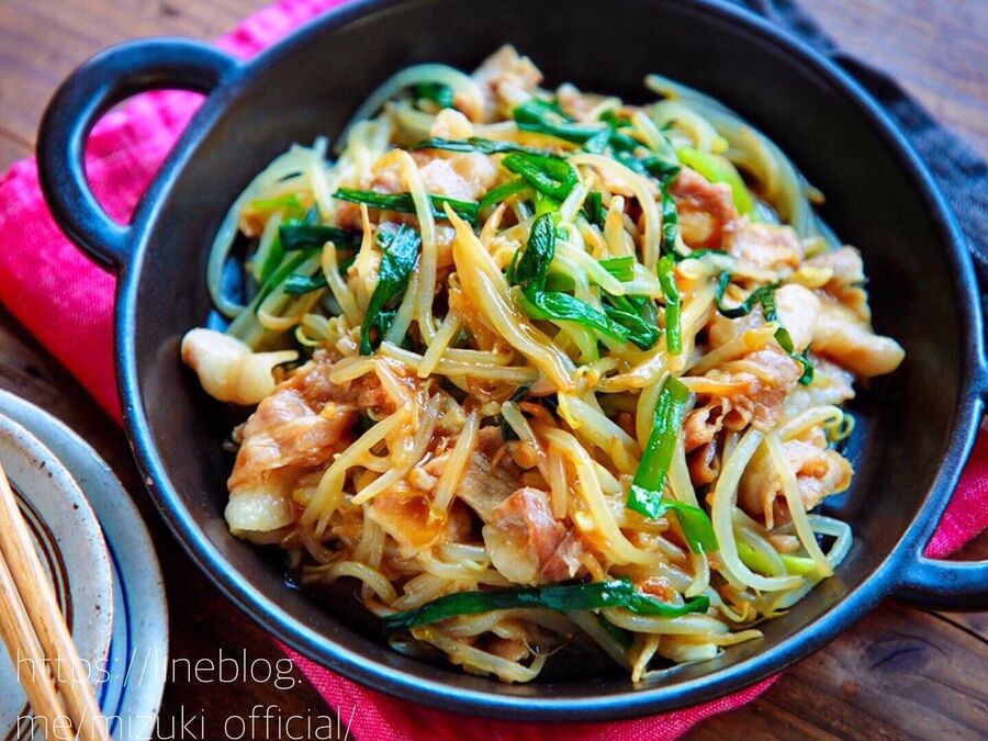 豚ニラもやしのフライパン蒸し 節約 時短 簡単レシピ 豚肉 コスパ 暮らしニスタ 豚ニラもやしのフライパン蒸し 節約 時短 簡単レシピ 豚肉 コスパ 暮らしニスタ