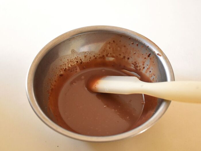 チョコレートソースを用意します。
