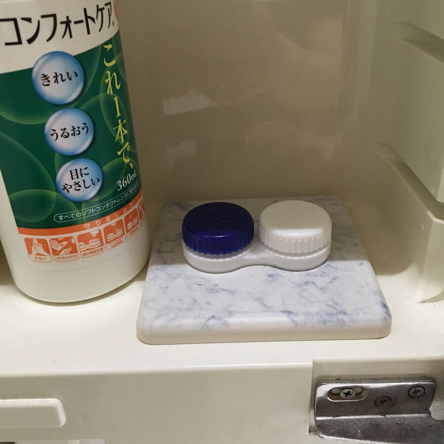 コンタクトレンズケース置き場はダイソーの珪藻土コースター 暮らしニスタ