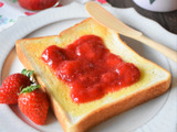 フレッシュな美味しさ！甘さ控えめいちごジャムトースト♡