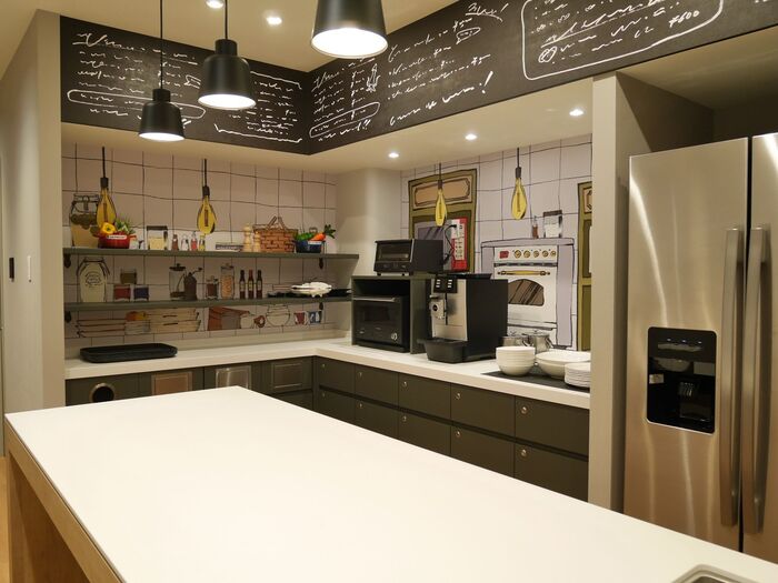 ②キッチン設備が自由に利用できる「レジデンスラウンジ」で家族と食事を楽しむ