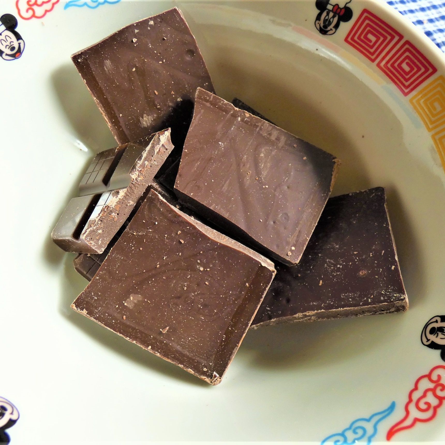 板チョコを湯煎で溶かす。