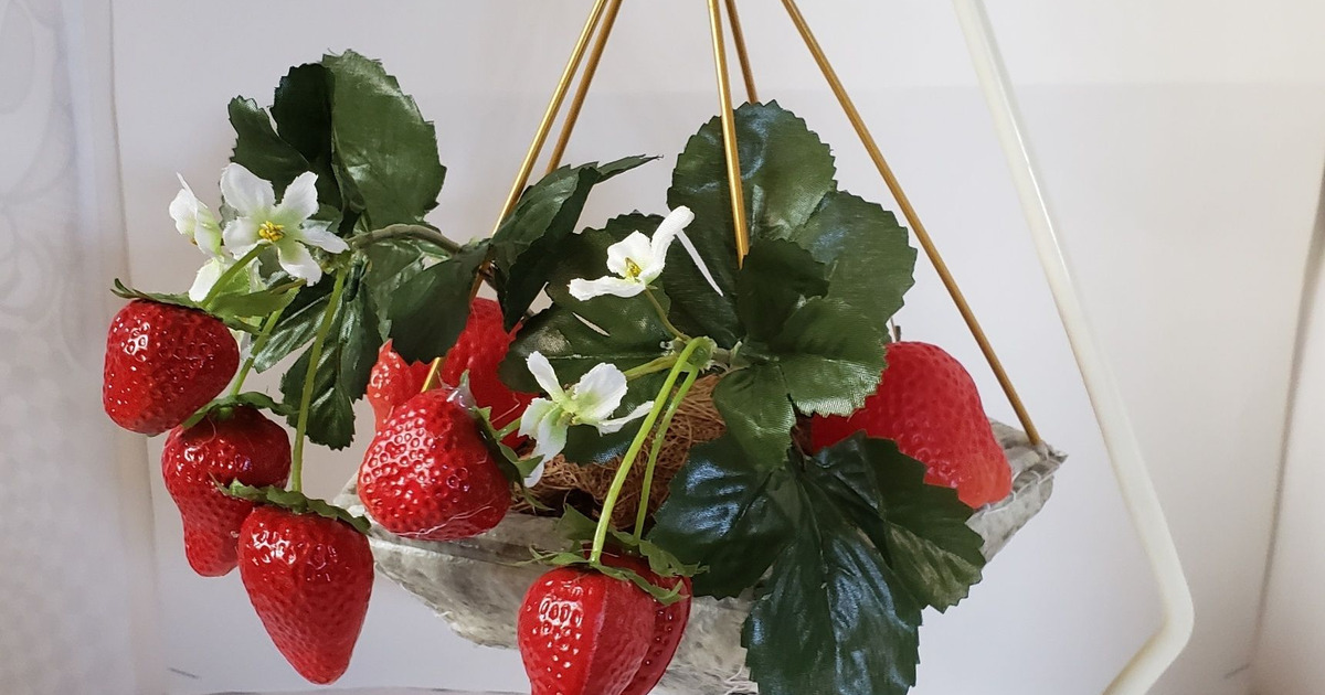 イチゴ狩り気分を味わえる鉢植え飾りを作りました。｜ハンドメイドの 
