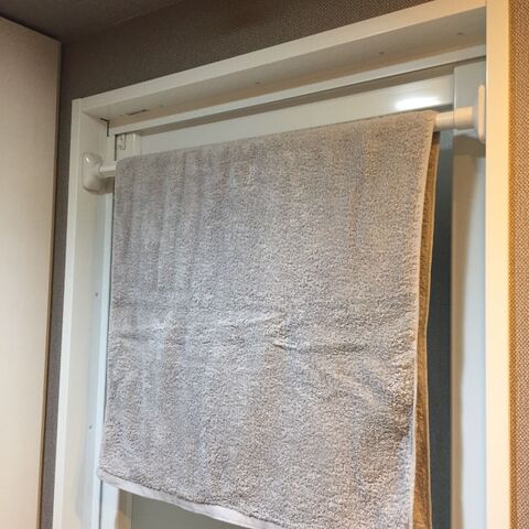 お風呂の入り口に設置するだけ 家事が劇的にラクになる つっぱり棒 暮らしニスタ