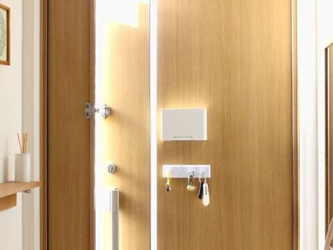 ダイソー たった0円で解決 移動できるフック で玄関のカギ置き場が一発すっきり 暮らしニスタ ダイソー たった0円で解決 移動できるフック で玄関のカギ置き場が一発すっきり 暮らしニスタ