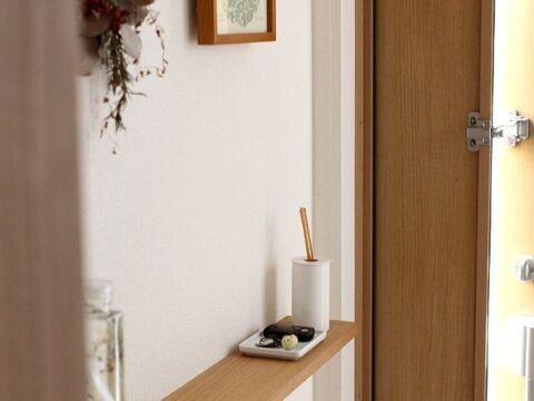 ダイソー たった0円で解決 移動できるフック で玄関のカギ置き場が一発すっきり 暮らしニスタ ダイソー たった0円で解決 移動できるフック で玄関のカギ置き場が一発すっきり 暮らしニスタ