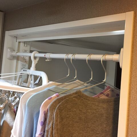 お風呂の入り口に設置するだけ 家事が劇的にラクになる つっぱり棒 暮らしニスタ お風呂の入り口に設置するだけ 家事が劇的にラクになる つっぱり棒 暮らしニスタ