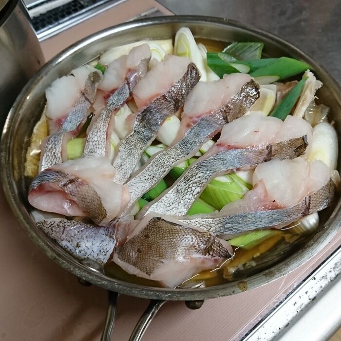 どっさり白ネギに鱈を敷き詰めて煮る