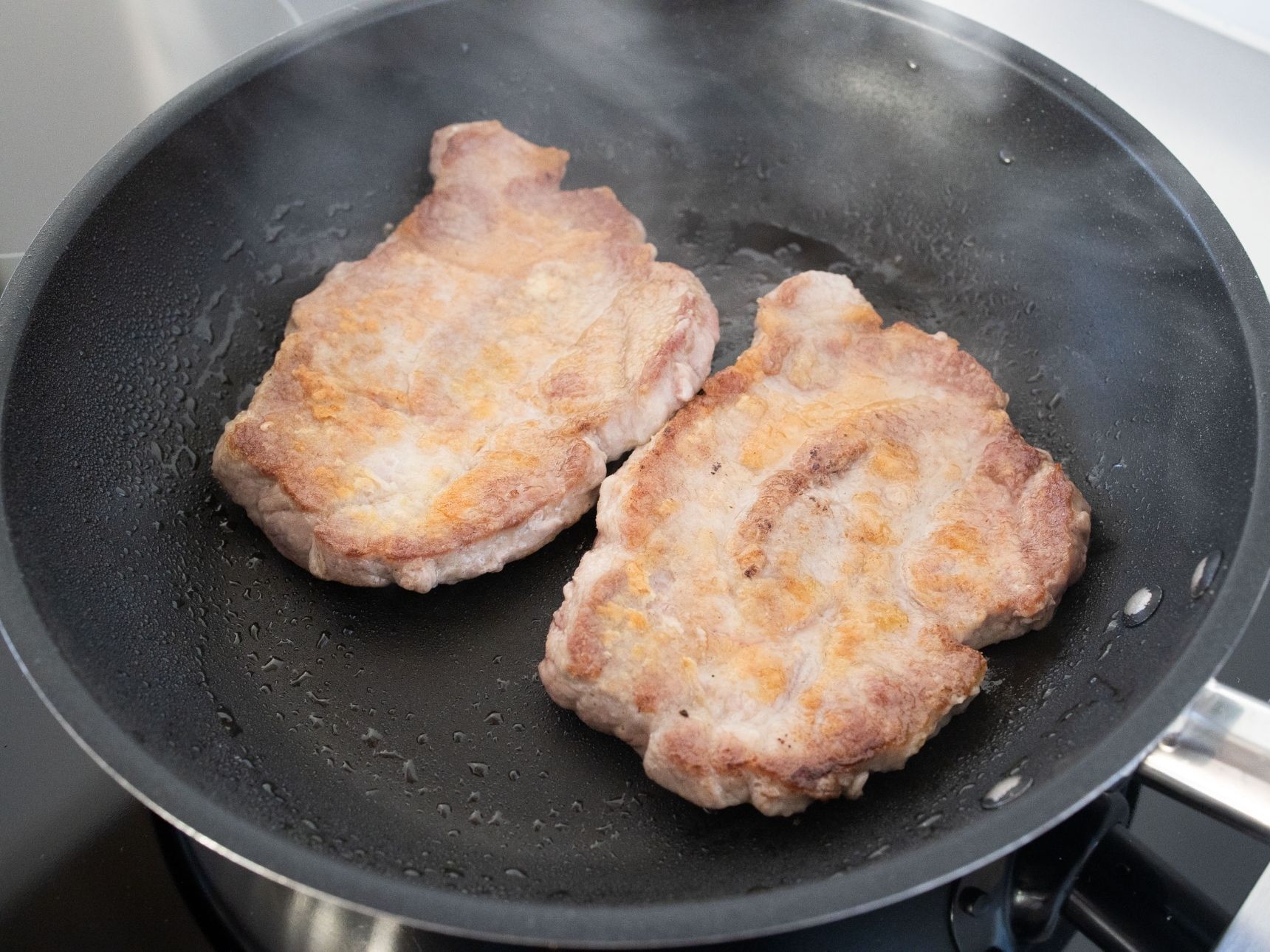 ①豚肉を焼く