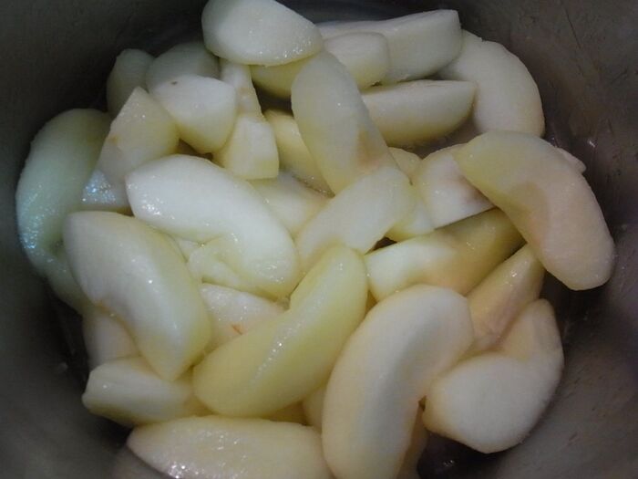 りんご煮を作ります。