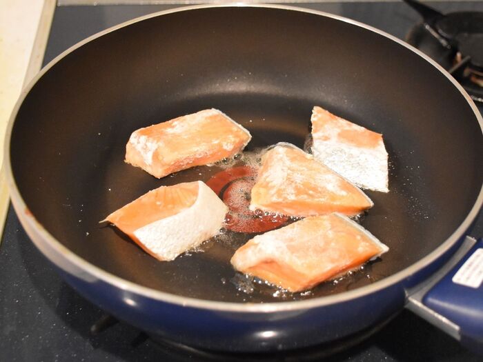 鮭をこんがりと焼きます。