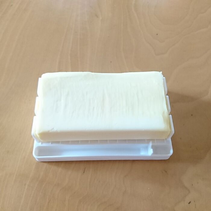 ①バターをバターケース本体に載せます