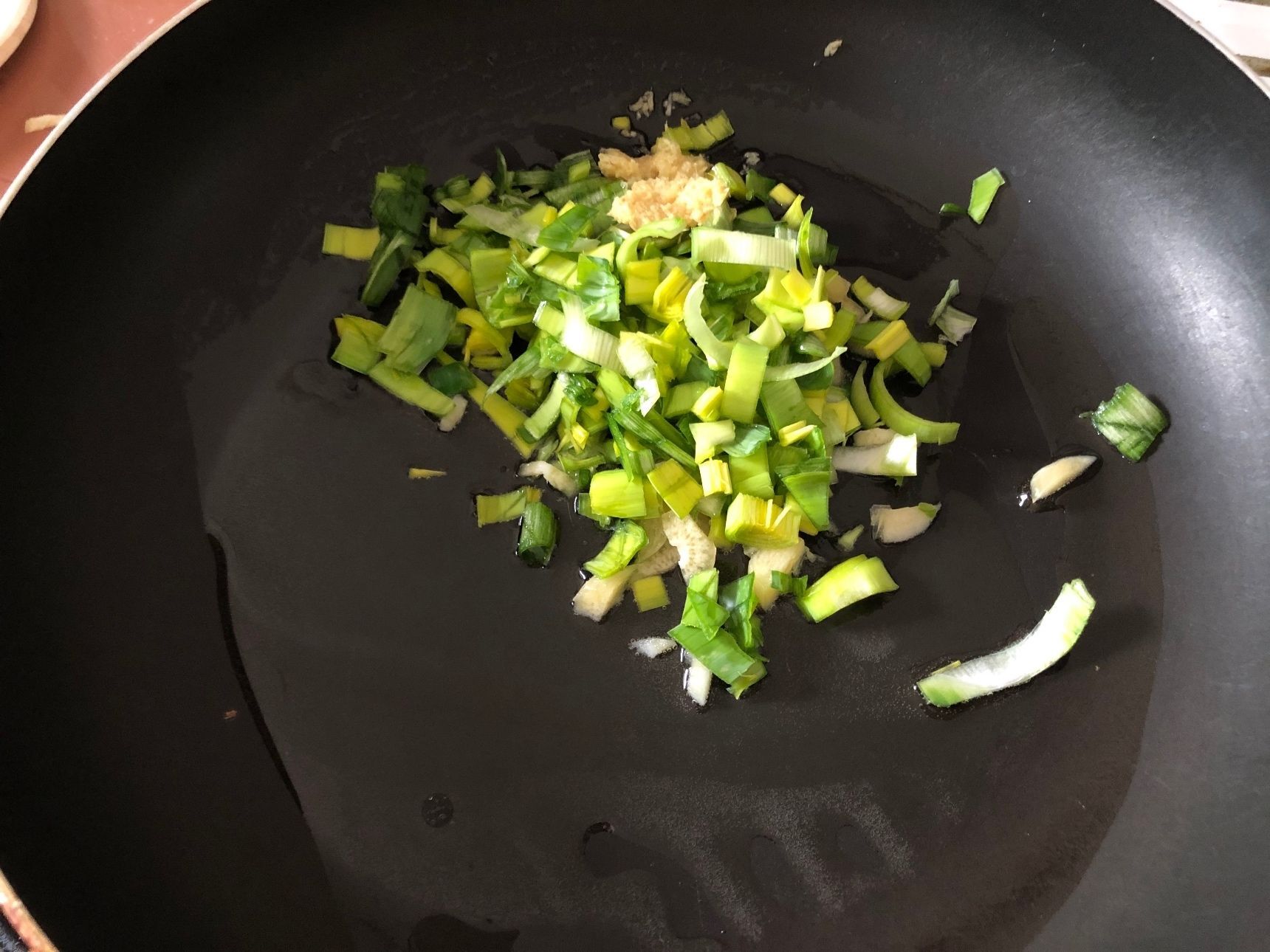 香味野菜を炒める