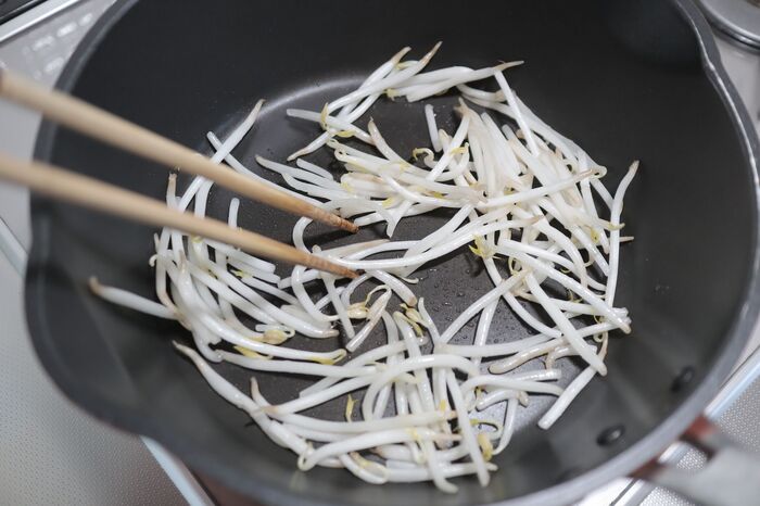簡単な裏ワザ2つで もやし炒め がお店のようなシャキシャキ食感に 暮らしニスタ 簡単な裏ワザ2つで もやし炒め がお店のようなシャキシャキ食感に 暮らしニスタ