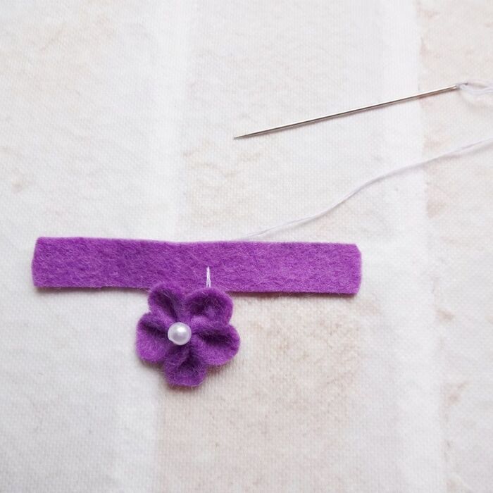 （５）花をバレッタ用フェルトに縫い付けます