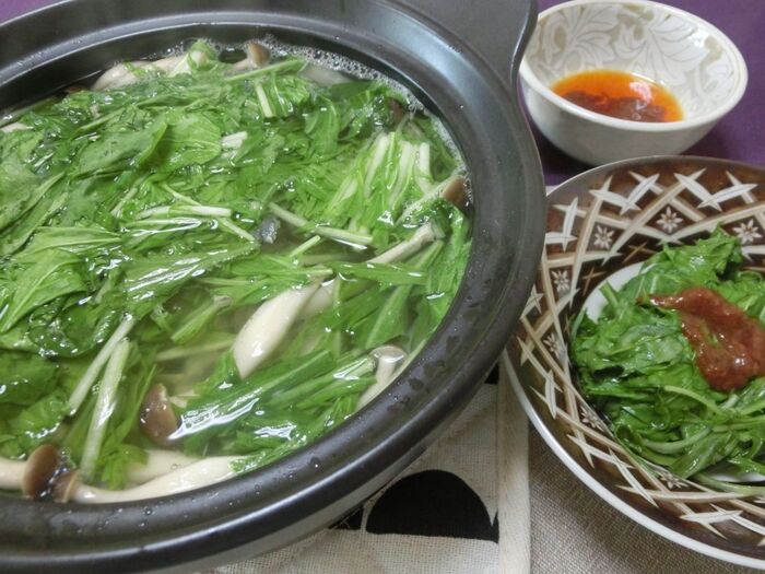 韓国風→和風と味変を楽しめる♪　さば缶で二層のお鍋