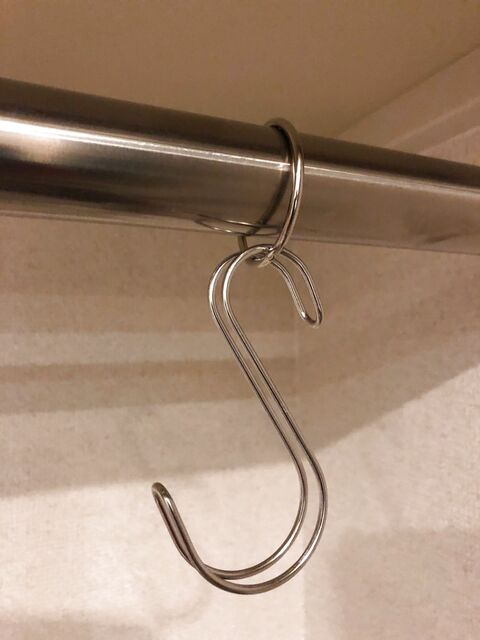 クローゼット収納術 を使えばs字フックが横向きに 収納量を3倍にする技 暮らしニスタ クローゼット収納術 を使えばs字フックが横向きに 収納量を3倍にする技 暮らしニスタ