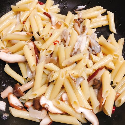 ショートパスタで作る うま味たっぷり きのこのペペロン 暮らしニスタ ショートパスタで作る うま味たっぷり きのこのペペロン 暮らしニスタ