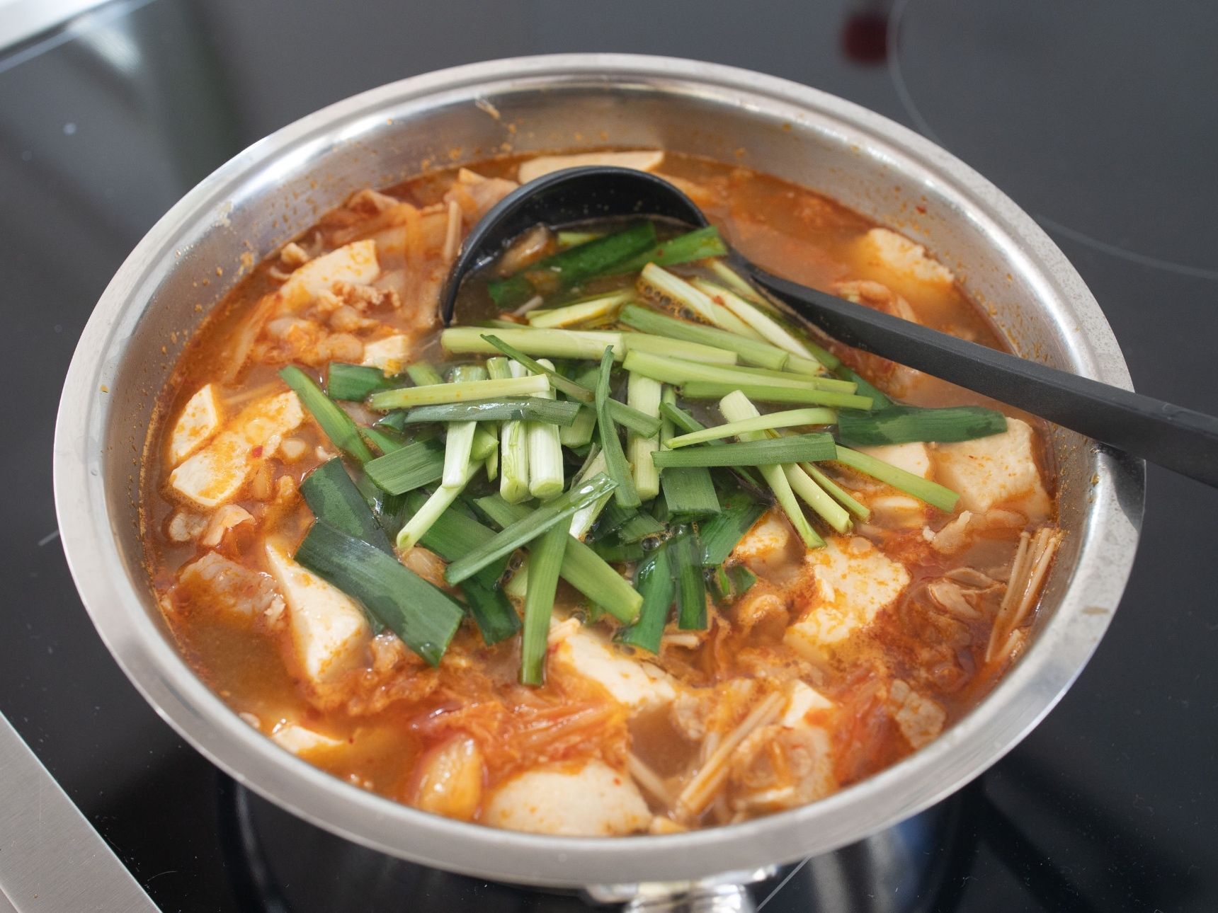 豆腐と豚キムチのピリ辛スープ やみつき ご飯に合う 暮らしニスタ