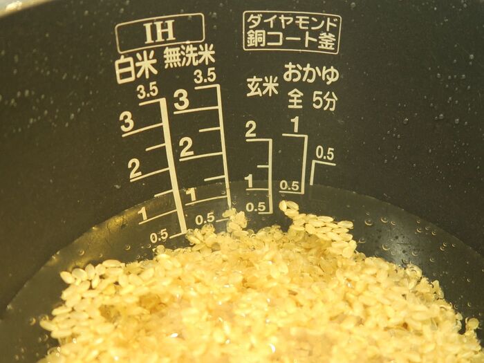 玄米をお水多めで炊きます
