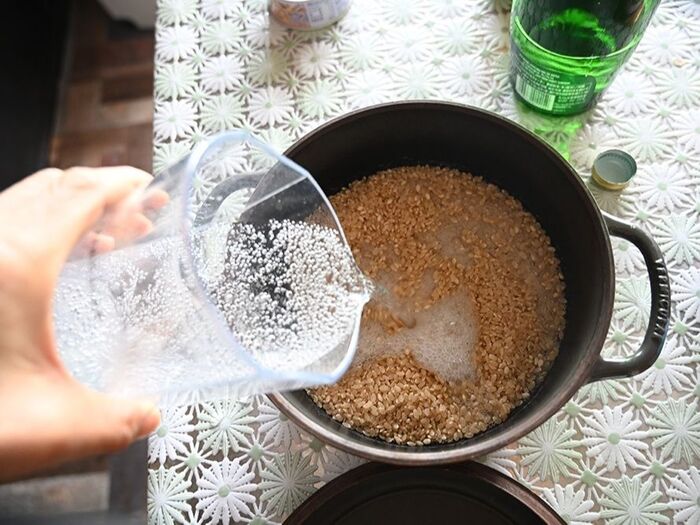 作り方は入れてスイッチおすだけ！　炊飯器に玄米を入れ炭酸水を注いで