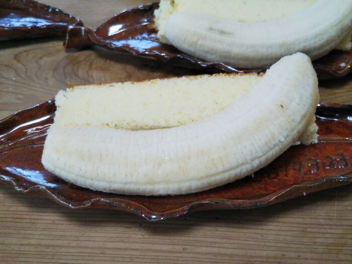 ②市販のカステラを長方形に切り、バナナは縦半分に切り、器に盛り付ける。