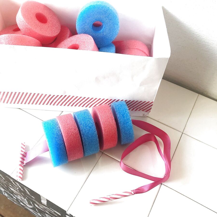 おうちで遊ぶ セリアのプールスティックでひも通しのおもちゃを手作り 暮らしニスタ おうちで遊ぶ セリアのプールスティックでひも通しのおもちゃを手作り 暮らしニスタ
