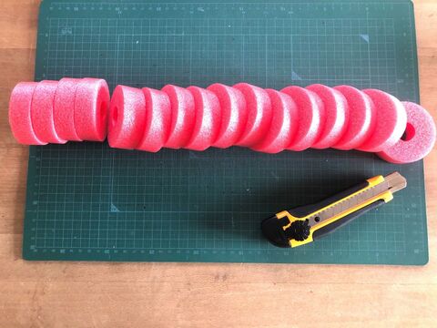 おうちで遊ぶ セリアのプールスティックでひも通しのおもちゃを手作り 暮らしニスタ おうちで遊ぶ セリアのプールスティックでひも通しのおもちゃを手作り 暮らしニスタ