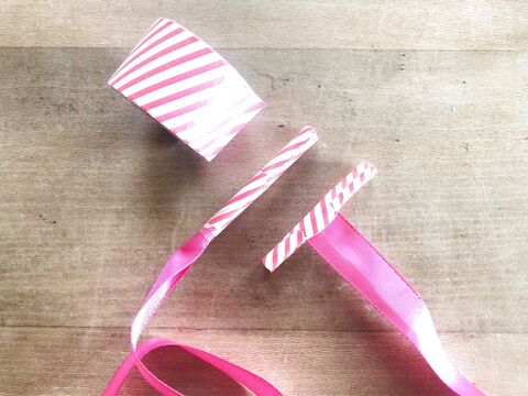 おうちで遊ぶ セリアのプールスティックでひも通しのおもちゃを手作り 暮らしニスタ おうちで遊ぶ セリアのプールスティックでひも通しのおもちゃを手作り 暮らしニスタ