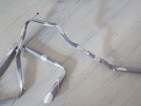 手作りマスク 耳が痛くなりにくいマスクゴムの代用になる布紐の作り方 暮らしニスタ