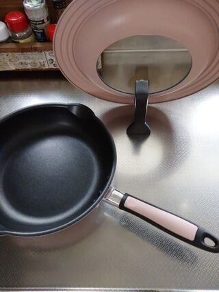 とっても軽くて使いやすい 可愛い 春色ピンクのフライパン 自立良しのパンカバー 暮らしニスタ