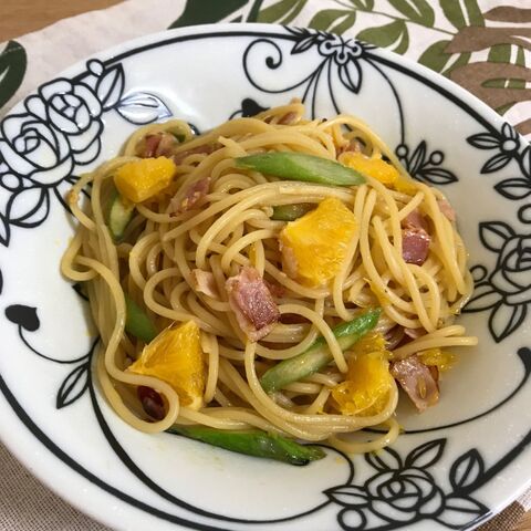 ピリ辛 アスパラとベーコンのオレンジパスタ 暮らしニスタ