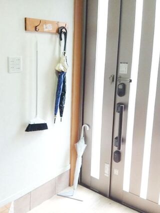 色々試してたどり着いた引っ掛けタイプ コンパクトな傘立てで玄関スッキリ 暮らしニスタ 色々試してたどり着いた引っ掛けタイプ コンパクトな傘立てで玄関スッキリ 暮らしニスタ