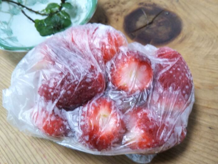 ■ヘタを取って冷凍しておいた苺を電子レンジで20秒加熱。