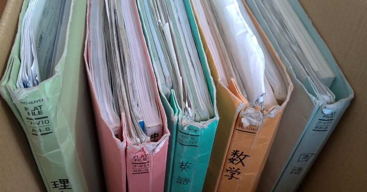 処分を待つ教科書の保管方法｜収納術や整理整頓のアイデア｜暮らしニスタ