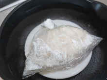 ＜さらばパサつき！＞鶏むね肉は【炭酸水オイル×ポリ袋】でしっとり食感に☆