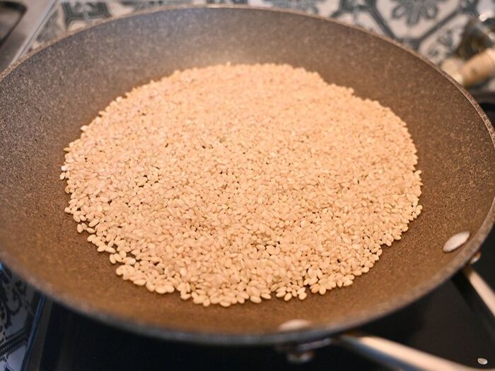 作り方1：玄米をフライパンに入れ平らにならし弱めの中火にかけ、ぱちっと音がしてきたら弱火にして炒める。